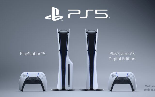 PlayStation 5 versi dengan disc drive bersanding dengan PlayStation 5 Digital Edition