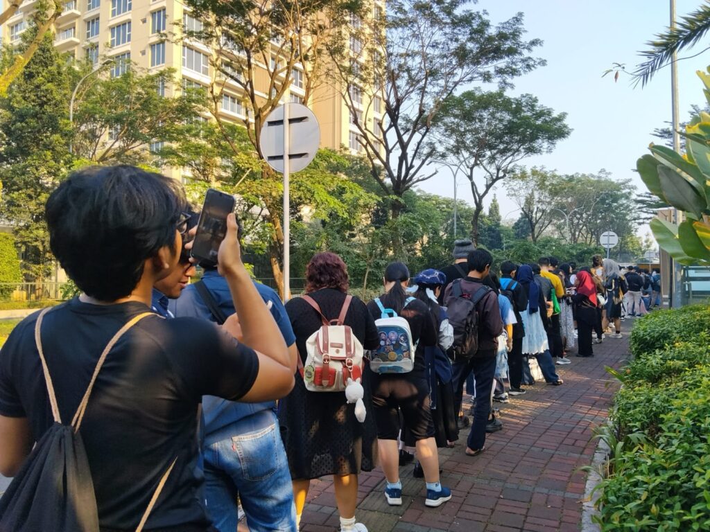 Antrean pengunjung HoYo FEST 2026 mengular di trotoar luar mall