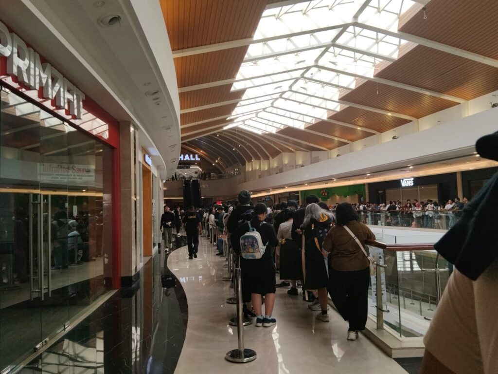 Antrean pengunjung di koridor dalam mall menuju City Hall
