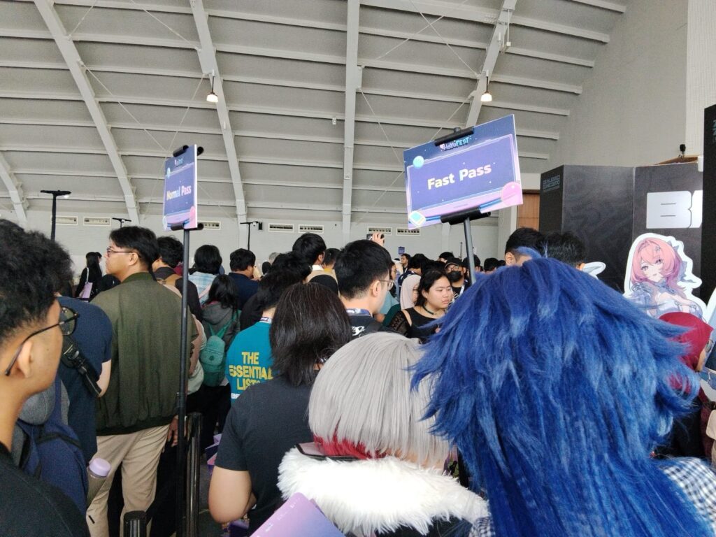 Antrean padat pengunjung di antara papan Normal Pass dan Fast Pass
