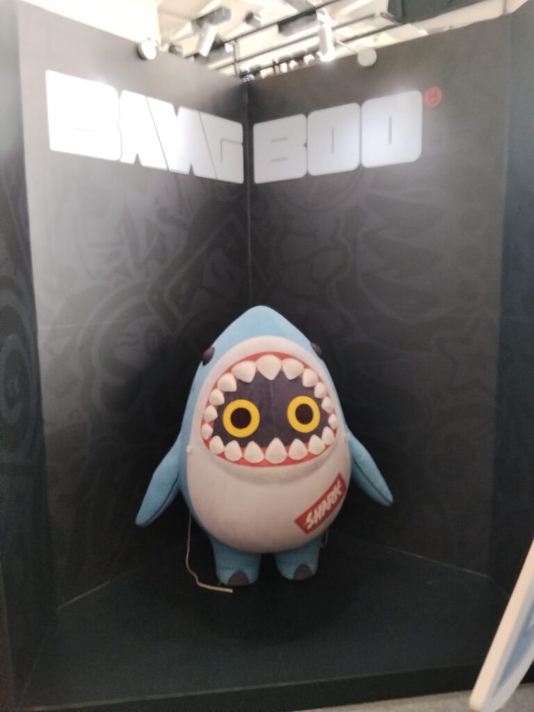 Boneka Bangboo berukuran besar dalam kotak display