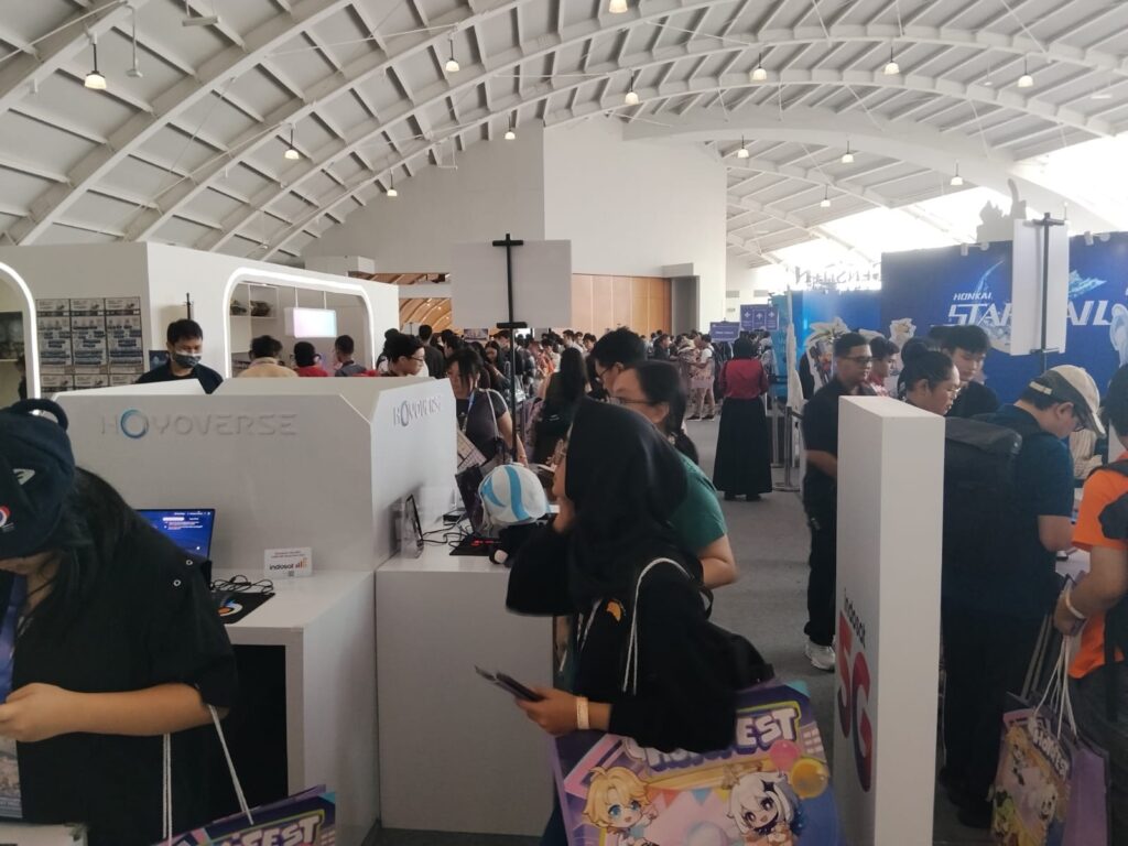 Booth HoYoverse dan area partner di dalam venue