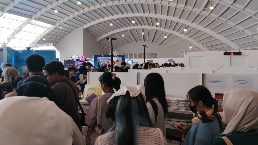 Rak display merchandise dengan pengumuman barang display jangan diambil