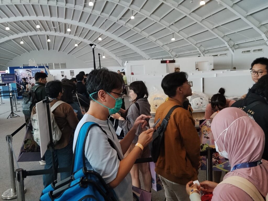 Pengunjung mengantre di area kasir merchandise