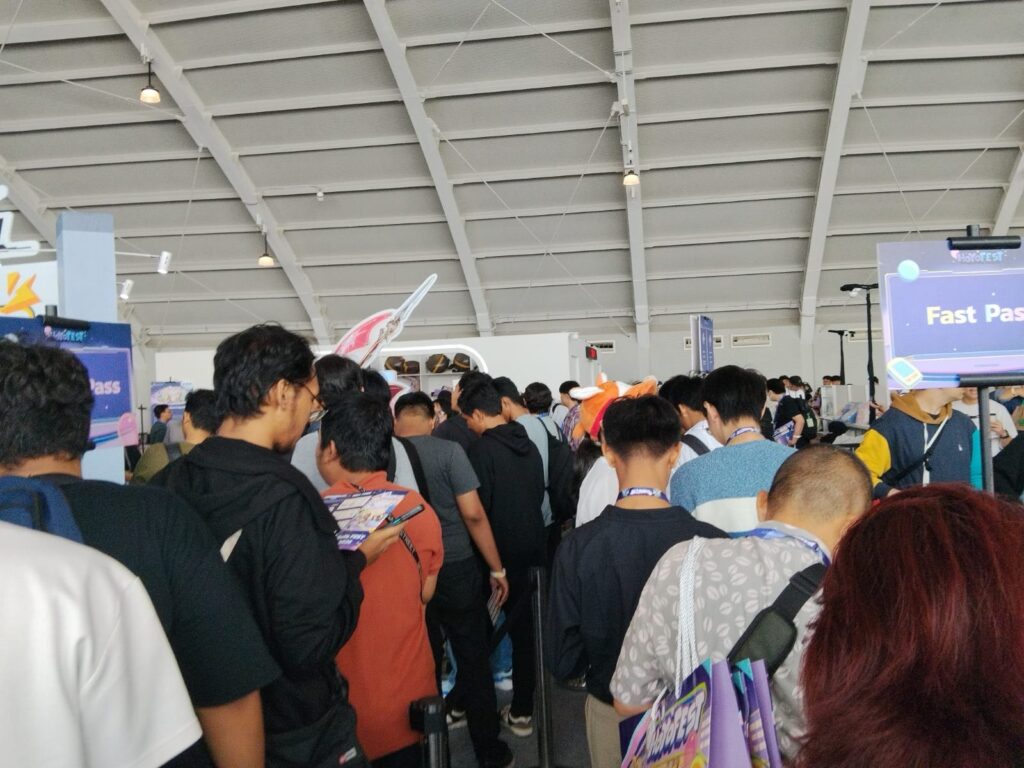 Kerumunan padat pengunjung di dalam venue HoYo FEST 2026