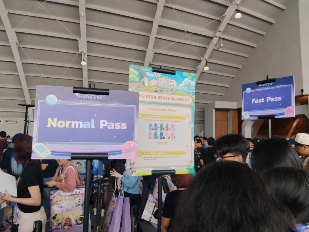 Papan penanda Normal Pass dan Fast Pass di dalam venue