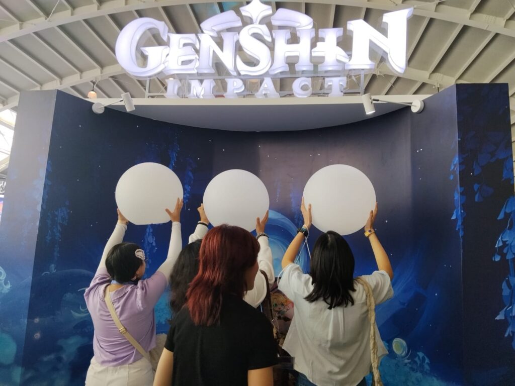 Pengunjung berfoto di photo spot bertema Genshin Impact