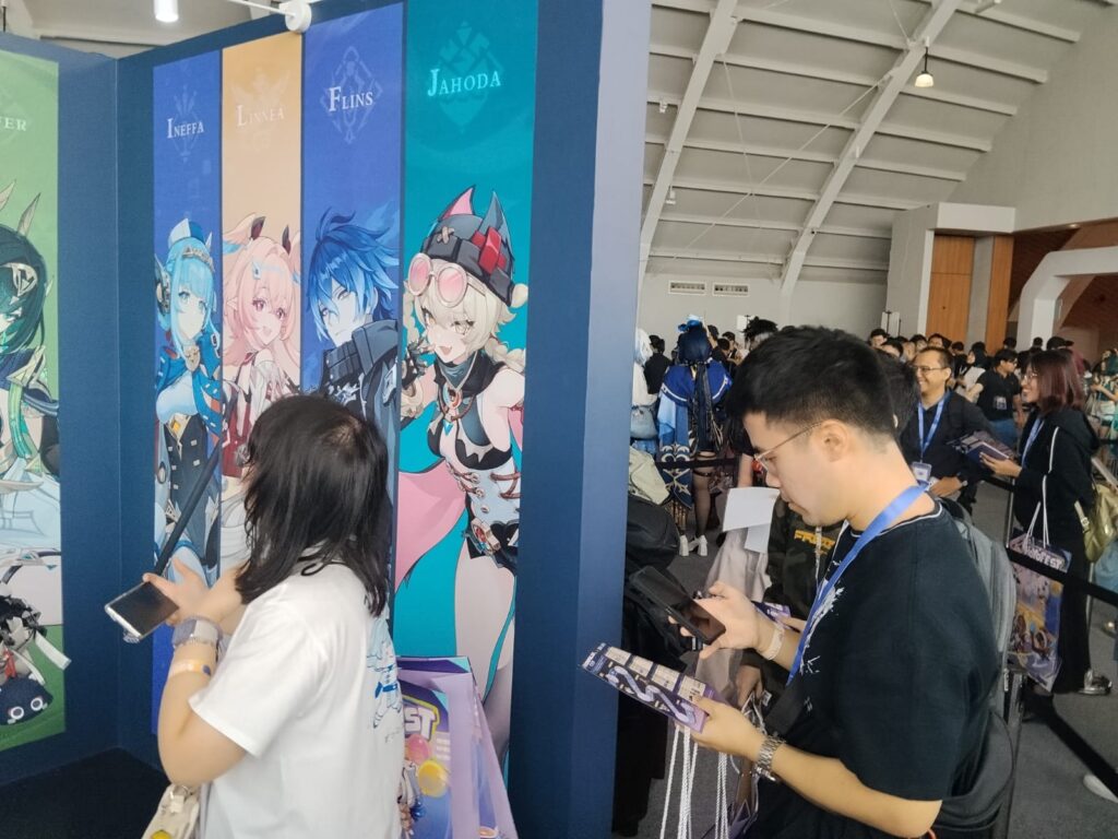 Panel karakter Genshin Impact di dinding venue