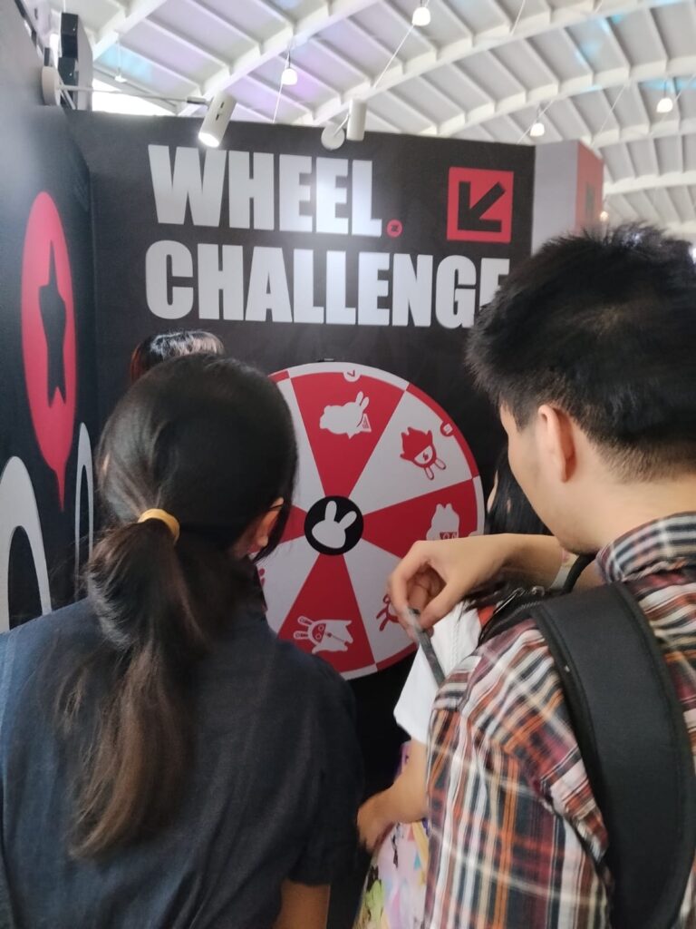 Pengunjung memutar Wheel Challenge di booth Zenless Zone Zero
