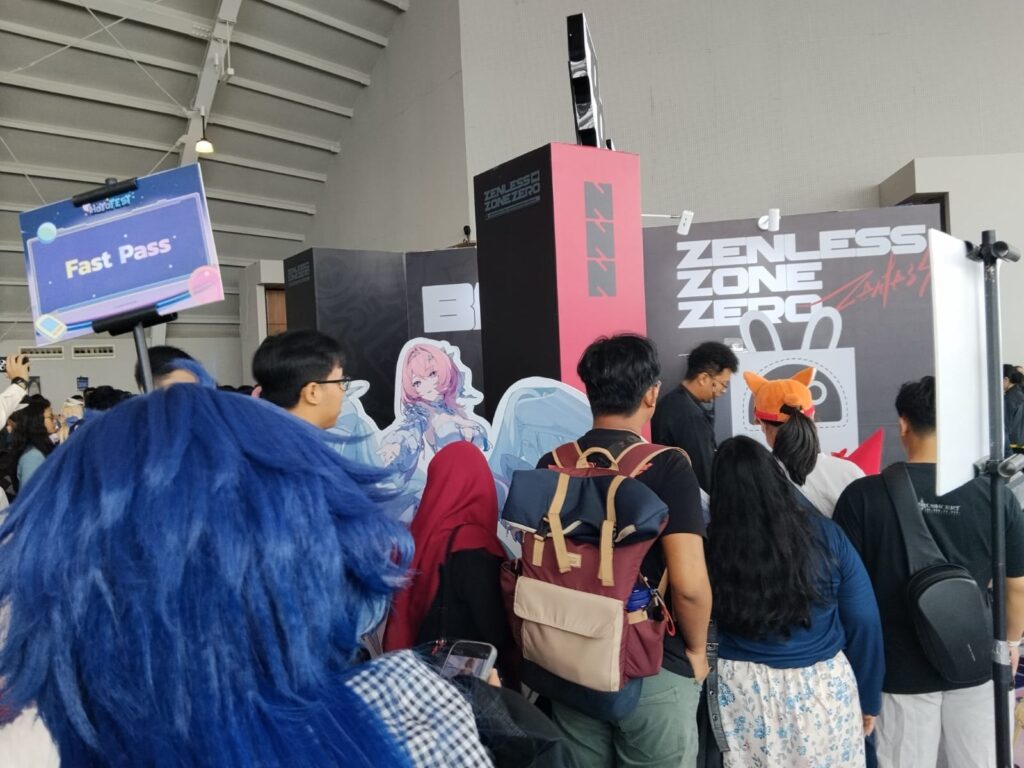 Area Zenless Zone Zero dengan standee karakter