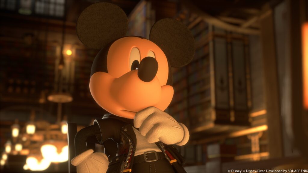 Mickey Mouse berjubah gelap dengan tangan di dagu di dalam ruangan bercahaya hangat