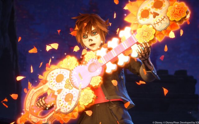 Sora berwajah cat tengkorak mengayunkan Keyblade berbentuk gitar dengan hiasan bunga marigold